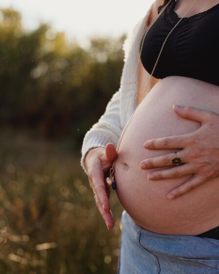 Gros ventre de femme enceinte à terme avec une plume et un bola Crédits photo : Céline Caudal